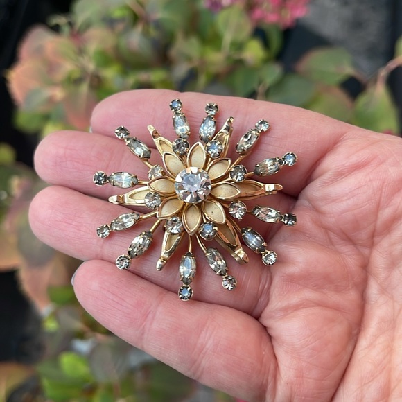 Vintage Flower Broach - Picture 11 of 11